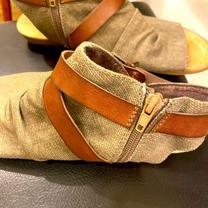 Side Zip Open Toe sandals.